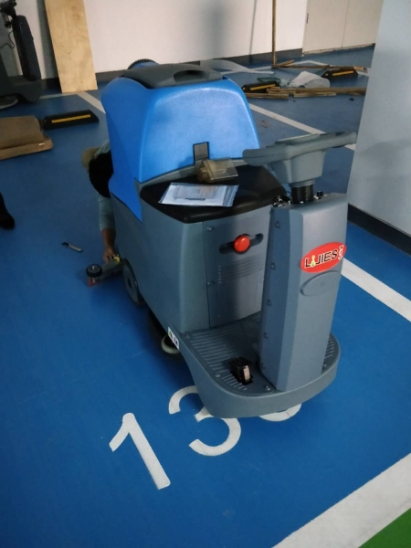 駕駛洗地機(jī)