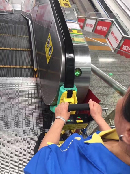 自動(dòng)扶梯清潔機(jī)