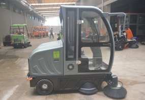奧科奇OS-V5全封閉V駕駛式掃地車