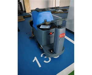 駕駛洗地機(jī)